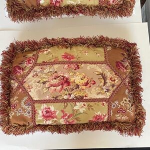 Sweet dreams
Floral Accent Pillow with Fringe
Insert inc
19x13 excluding Fringe